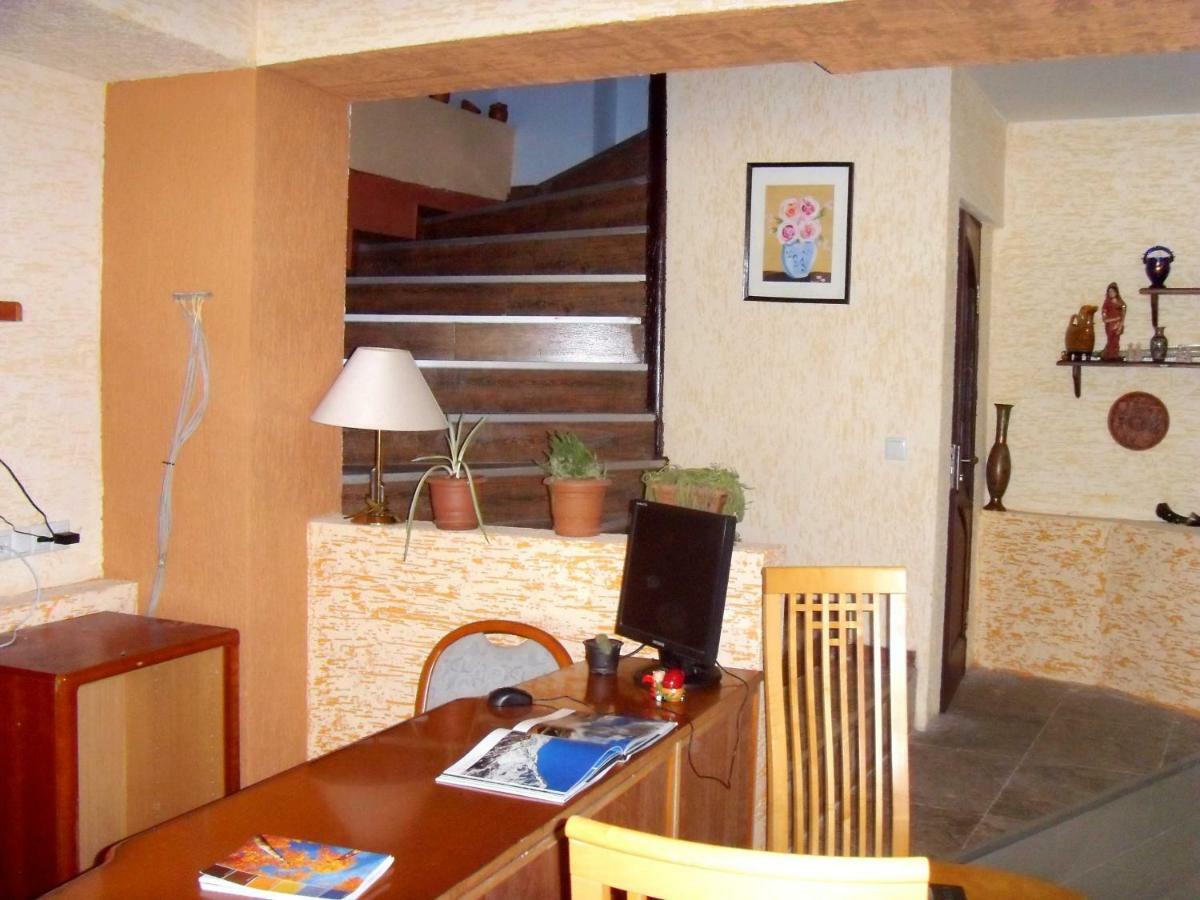 Hotel Nadikvari ティビリシ エクステリア 写真